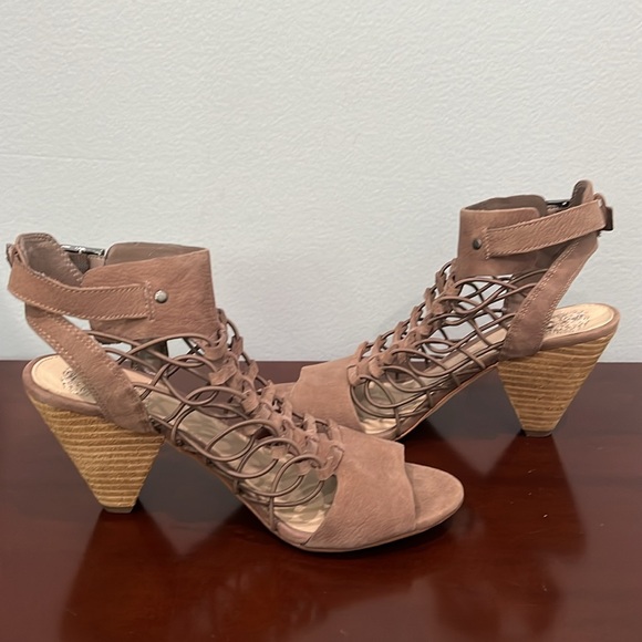 Vince Camuto VC-EVEL Smoke Taupe Silk Goat Tublar Ela Size 7.5 - Picture 8 of 16